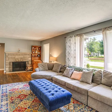 South Bend Home With Backyard, 1 Mi To Notre Dame!